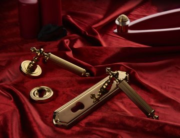 Kvalitní mosazné dveřní kliky: elegance a dlouhá životnost pro každý interiér